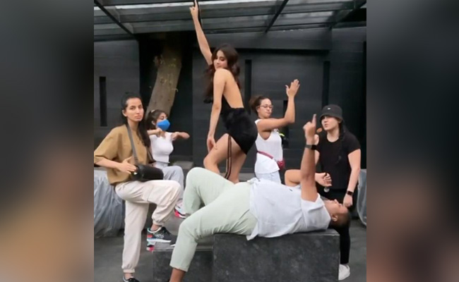 जान्हवी कपूर ने दोस्तों के साथ यूं किया अजीबोगरीब डांस, फैन्स ने कहा- पागलों का गैंग...देखें Video  