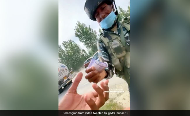 कश्मीर में भारतीय सेना के जवान ने अजनबी को 'चाय-नाश्ते' के लिए दिए 100 रुपये, वायरल हुआ दिल छू लेने वाला Video