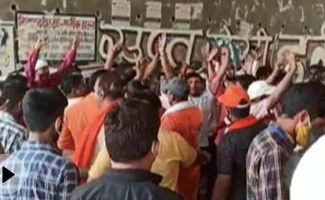 अलीगढ़ में डीजे वाली बारात को लेकर दो समुदायों में झगड़ा, घर के आगे लगे 'मकान बिकाऊ है' के इश्तेहार