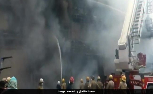 दिल्ली: लाजपत नगर मार्केट में भीषण आग, 30 दमकल ने बुझाई आग, अज्ञात के खिलाफ FIR