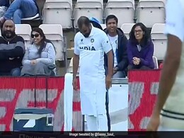 मैदान में टॉवल बांधे नजर आए Mohammed Shami, लोग बोले- सांवरिया की याद आ गई - देखें Funny Memes मैदान में टॉवल बांधे नजर आए Mohammed Shami, लोग बोले- सांवरिया की याद आ गई - देखें Funny Memes
