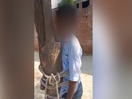 UP: चोरी के शक में युवक को पेड़ से बांधकर पीटा, VIDEO वायरल होने पर हरकत में आई पुलिस UP: चोरी के शक में युवक को पेड़ से बांधकर पीटा, VIDEO वायरल होने पर हरकत में आई पुलिस