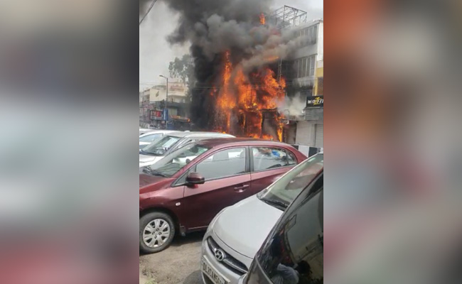 दिल्ली के लाजपत नगर के सेंट्रल मार्केट की एक दुकान में लगी आग, मौके पर दमकल की गाड़ियां