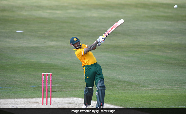 इस इंग्लिश बल्लेबाज ने खेली टी-20 की तूफानी पारी, 11 छक्के लगाकर ठोक दिये 136 रन, देखें Video