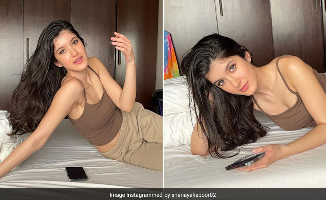 Shanaya Kapoor Goes For A Casual Monochrome Brown Look For A "Gupping" Session With Mom Maheep Kapoor