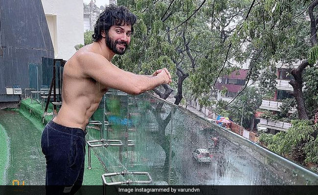 बारिश से भीगी मुम्बई में शर्टलेस वरुण धवन ने ढाया कहर, फैंस बोले- 'मजा आ गया'...देखें Photos