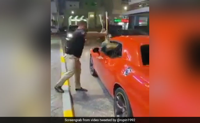 कार में बैठे शख्स ने सड़क पर फेंका कूड़ा तो दूसरे व्यक्ति ने ऐसे लिया बदला, IPS बोला- इसी का है हकदार - देखें Video