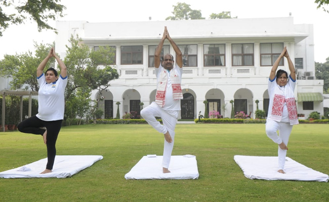 अंतरराष्ट्रीय योग दिवस पर बोले लोकसभा अध्यक्ष, "स्वस्थ समाज के निर्माण के लिए योग को बनाएं दिनचर्या का अंग"