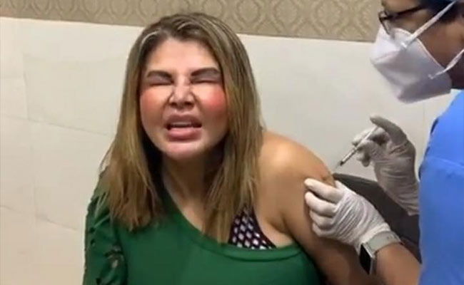 कोरोना की वैक्सीन लगवाने पहुंची राखी सावंत का हुआ बुरा हाल, डर के मारे गाने लगीं गाना...देखें Video