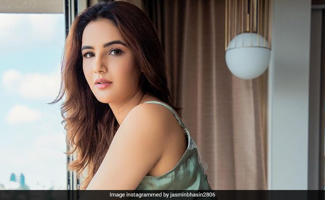 Jasmin Bhasin Looks Drop Dead Gorgeous In New Pic. See Aly Goni's Comment On It