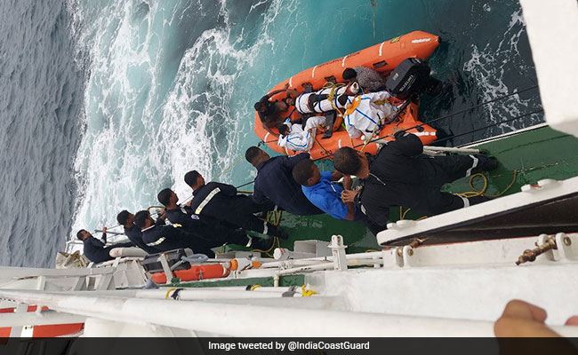 भारतीय तटरक्षक ने अरब सागर में डूब रहे पोत से चालक दल के 12 सदस्यों को बचाया
