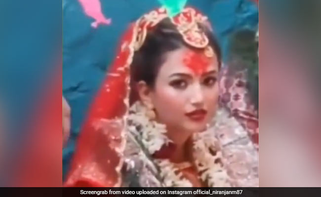 शादी के बीच दूल्हे के साथ बैठी दुल्हन ने कैमरे की ओर देखकर किए ऐसे इशारे, देखकर चौंक जाएंगे आप - देखें Video