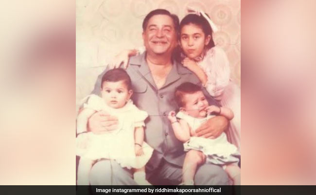 Count The Kapoors In This Vintage Pic: Karisma, Kareena And Riddhima With Grandad Raj