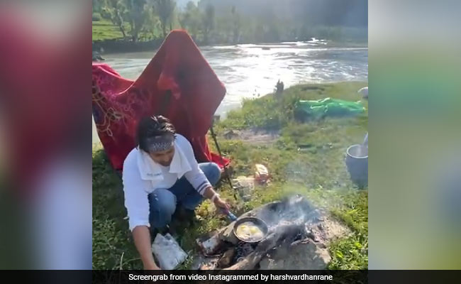 <i>Haseen Dillruba</i> Actor Harshvardhan Rane's Breakfast Came With A Stunning View On The Side