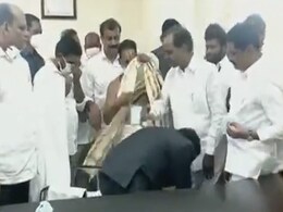 मुख्यमंत्री के पैर छूने का वीडियो वायरल होने के बाद Troll हुए IAS अधिकारी ने 'फादर्स डे' का दिया हवाला मुख्यमंत्री के पैर छूने का वीडियो वायरल होने के बाद Troll हुए IAS अधिकारी ने 'फादर्स डे' का दिया हवाला