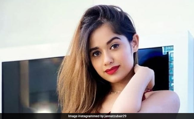 रेड ड्रेस-खुले बालों में जन्नत जुबैर ने करवाया फोटोशूट, तस्वीरें हुईं वायरल 