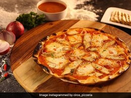 Food Blogger Eats Pizza With Pudina Chutney; Internet Reacts