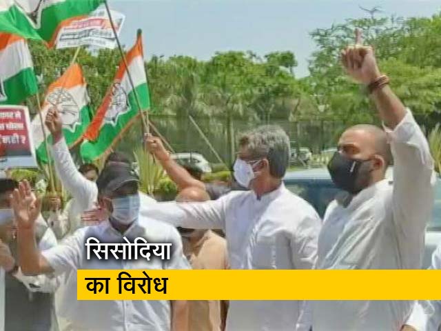 दिल्ली सरकार की नीतियों के खिलाफ कांग्रेस का प्रदर्शन, सिसोदिया की गाड़ी का घेराव