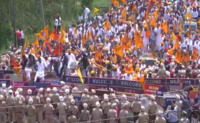 Sukhbir Badal Detained Amid Huge Protest Outside Amarinder Singh's House