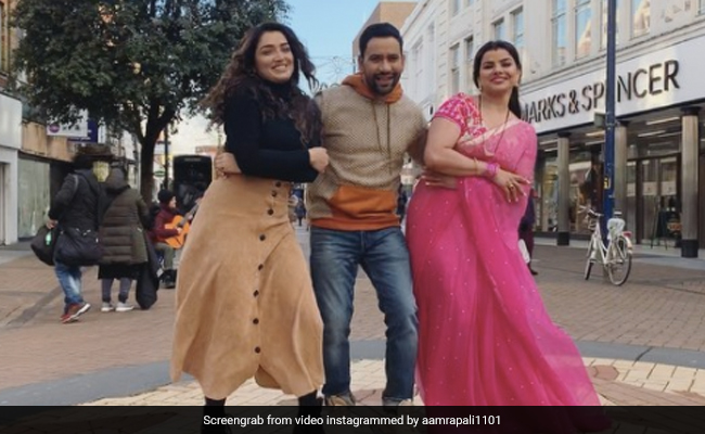 आम्रपाली दुबे और मधु शर्मा संग निरहुआ ने लंदन की सड़कों पर किया डांस, खूब देखा जा रहा Video