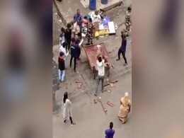 मुंबई: सब्जी वाले की दुकान पर चला मनपा का हथौड़ा, VIDEO वायरल होने के बाद उठी कार्रवाई की मांग मुंबई: सब्जी वाले की दुकान पर चला मनपा का हथौड़ा, VIDEO वायरल होने के बाद उठी कार्रवाई की मांग