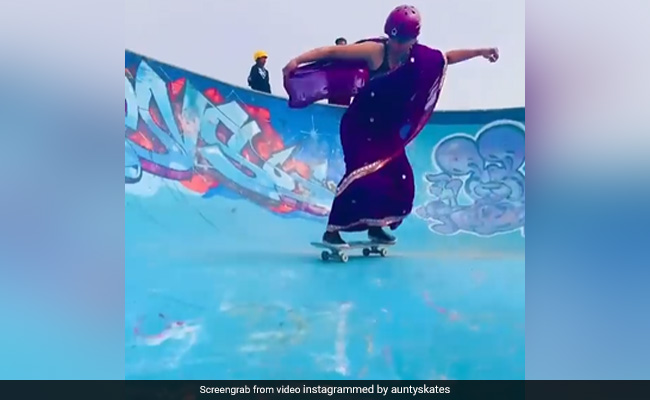 46 साल की महिला ने साड़ी पहनकर की गज़ब की Skating, देख लोग हुए दंग, बोले- "Aunty आप बेस्ट हैं", देखें VIDEO