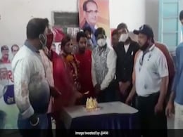 BJP नेता ने कोविड सेंटर में बनाया बर्थडे, वीडियो वायरल होने के बाद माफी मांगी BJP नेता ने कोविड सेंटर में बनाया बर्थडे, वीडियो वायरल होने के बाद माफी मांगी