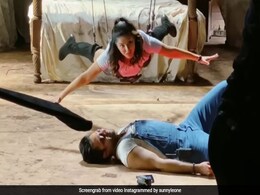 कमरे की छत से कूदीं Sunny Leone, वीडियो शेयर कर कहा- आता माझी सटकली... कमरे की छत से कूदीं Sunny Leone, वीडियो शेयर कर कहा- आता माझी सटकली...