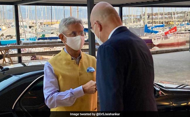 Foreign Minister Meets Greek Counterpart, Discusses Regional, Global Issues