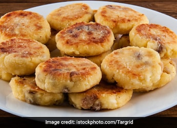 Chhanar Bora Recipe: You Have To Try These Crispy-Soft Bengali-Style Chhena Pakora Chhanar Bora Recipe: You Have To Try These Crispy-Soft Bengali-Style Chhena Pakora
