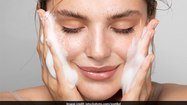 Skincare tips: Do not apply too much make up every day