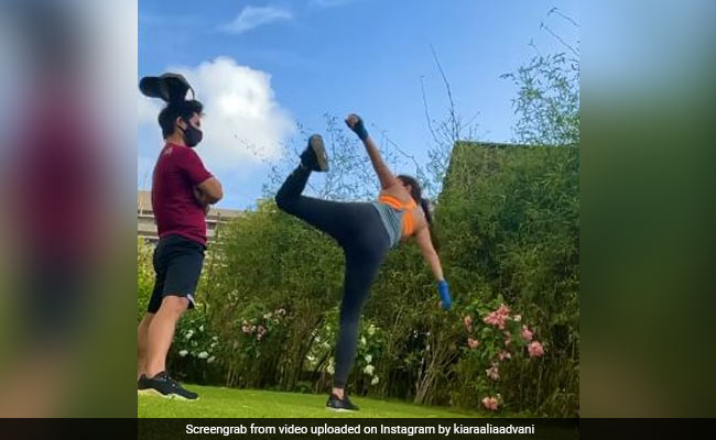 कियारा आडवाणी ने जमाई ऐसी सुपरकिक, उड़ा दी ट्रेनर की टोपी- देखें Video