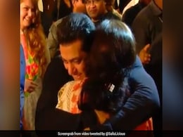 जब सलमान खान को अपनी ऑनस्क्रीन मम्मी रीमा लागू पर यूं आया था प्यार, देखें Video जब सलमान खान को अपनी ऑनस्क्रीन मम्मी रीमा लागू पर यूं आया था प्यार, देखें Video