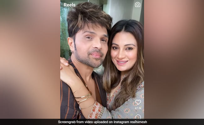 हिमेश रेशमिया के लिए पत्नी ने कुछ इस अंदाज में गाया रोमांटिक गाना, हैरान रह गए एक्टर-सिंगर, देखें Video हिमेश रेशमिया के लिए पत्नी ने कुछ इस अंदाज में गाया रोमांटिक गाना, हैरान रह गए एक्टर-सिंगर, देखें Video