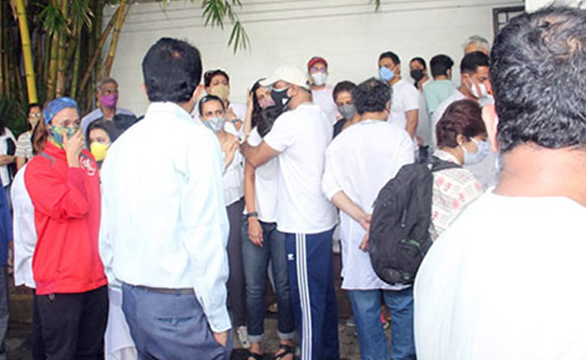 राज कौशल की अंतिम यात्रा में पहुंचे सेलेब्स, मंदिरा बेदी को दिया सहारा- देखें Photos