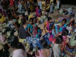 बस्तर में इनामी नक्सली मरकम के एनकाउंटर पर उठे सवाल, धरने पर बैठे ग्रामीण बस्तर में इनामी नक्सली मरकम के एनकाउंटर पर उठे सवाल, धरने पर बैठे ग्रामीण