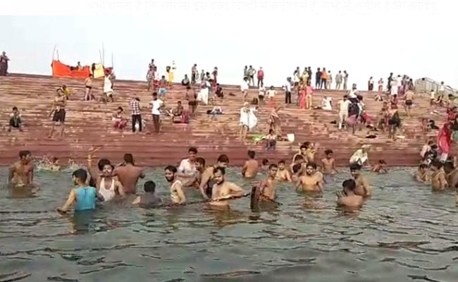 गढ़मुक्तेश्वर: गंगा दशहरा पर कोविड नियमों की उड़ी धज्जियां, हजारों लोगों ने किया स्नान