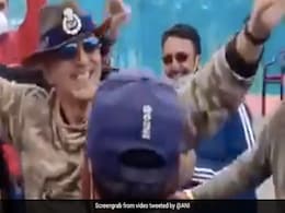 Akshay Kumar ने BSF जवानों के साथ पंजाबी सॉन्ग पर जमकर किया डांस, फुल मस्ती के मूड में नजर आए बॉलीवुड एक्टर - देखें Video Akshay Kumar ने BSF जवानों के साथ पंजाबी सॉन्ग पर जमकर किया डांस, फुल मस्ती के मूड में नजर आए बॉलीवुड एक्टर - देखें Video