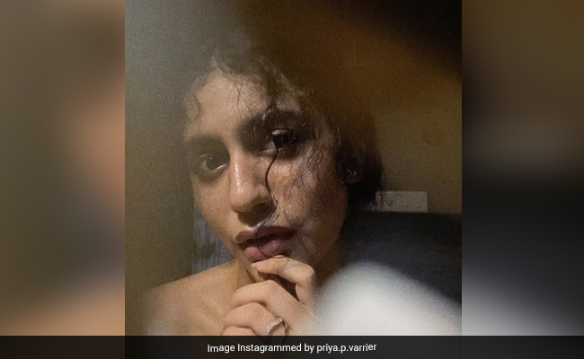 प्रिया प्रकाश वारियर ने कैंडल लाइट में करवाया ग्लैमरस फोटोशूट, वायरल हुईं तस्वीरें