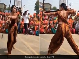 महिला ने साड़ी में दिखाई गजब की तलवारबाज़ी, देखकर हैरान रह गए लोग, IPS बोला- ‘देसी Martial Arts’  - देखें Video महिला ने साड़ी में दिखाई गजब की तलवारबाज़ी, देखकर हैरान रह गए लोग, IPS बोला- ‘देसी Martial Arts’  - देखें Video