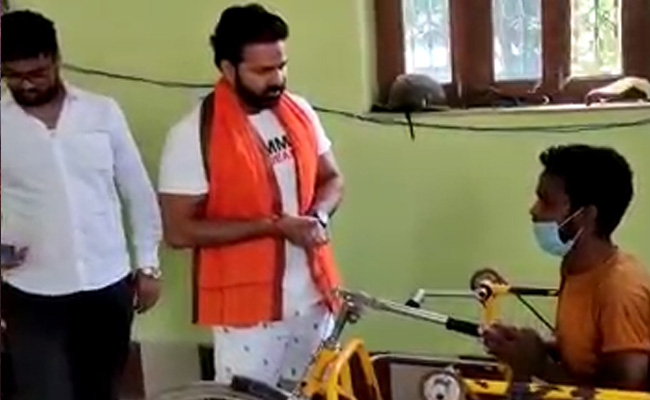 व्हील चेयर रिक्शा से सैकड़ों KM चलकर पवन सिंह से मिलने पहुंचा फैन, देखें वायरल Video