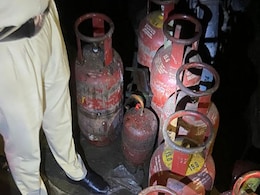 Delhi Cylinder Blast: शाहदरा में सिलेंडर ब्लास्ट से लगी आग, 4 की झुलसकर मौत Delhi Cylinder Blast: शाहदरा में सिलेंडर ब्लास्ट से लगी आग, 4 की झुलसकर मौत