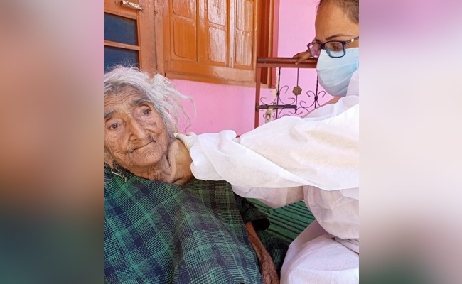 124 साल की बुजुर्ग रेहते बेगम ने कोरोना का टीका लगवाया , वैक्सीन से डर रहे लोगों को दी नसीहत