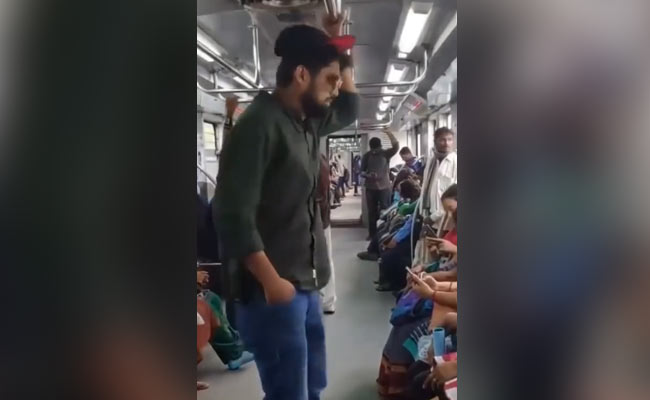 मेट्रो में शख्स को नहीं मिली बैठने की जगह, तो किया गजब जुगाड़, करने लगा ऐसी हरकत, सभी ने खाली कर दी सीट - देखें Funny Video