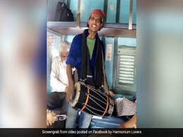 ट्रेन में ढोलक पर शख्स ने शानदार अंदाज में गाया किशोर कुमार का सुपरहिट सॉन्ग, 30 लाख से ज्यादा बार देखा गया Video ट्रेन में ढोलक पर शख्स ने शानदार अंदाज में गाया किशोर कुमार का सुपरहिट सॉन्ग, 30 लाख से ज्यादा बार देखा गया Video