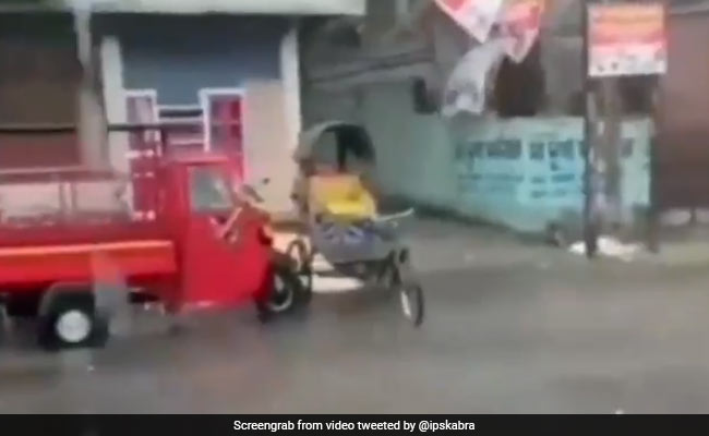 तेज बारिश में सड़क पर दिखा गजब नज़ारा, बिना चालक खुद पार्क हो गया रिक्शा, IPS बोला- Automatic Parking System - देखें Video