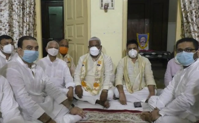 उत्तर प्रदेश : स्वतंत्र देव सिंह वाराणसी पहुंचे, दिवंगत बीजेपी नेताओं के घर पहुंचकर दी श्रद्धांजलि