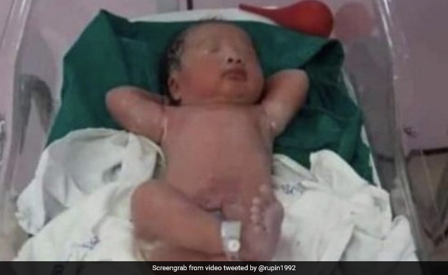 पैदा होते ही बच्चे की Photo हुई वायरल, IPS बोला- 'जब पता चले लॉकडाउन में रहना है और बिना पढ़े पास होना है'