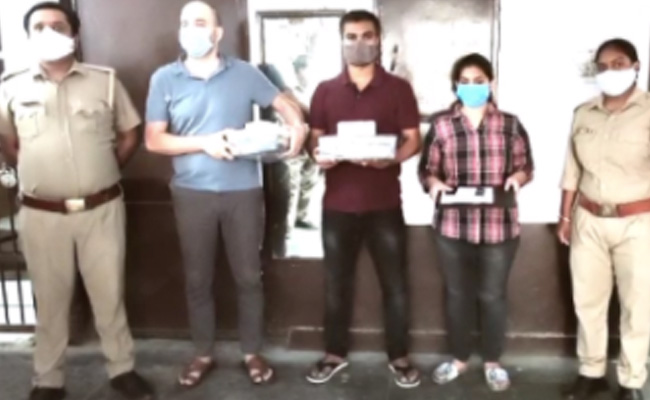 नोएडा : डेबिट कार्ड का क्लोन बना रुपए निकालने वाली गैंग का पर्दाफाश, विदेशी नगारिक समेत 3 अरेस्ट