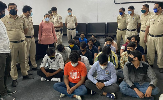 दिल्ली: ठगी में लिप्त इंटरनेशनल कॉल सेंटर का भंडाफोड़, अफसर बनकर ब्रिटेन के लोगों को करते थे फोन